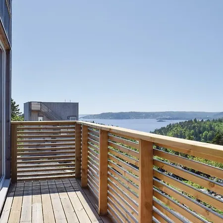 Four-bedroom In Hébergement de vacances Sondeled