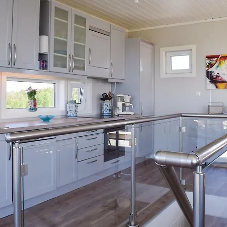 Pet Friendly In With Kitchen *